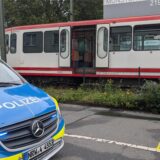 Ein Polizeiwagen steht nach einem Unfall mit einer Stadtbahn auf der Münsterstraße in Dortmund.