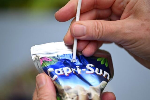 Ein Trinkpäckchen von Capri Sun mit einem Papierstrohhalm