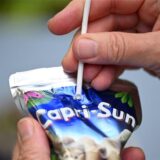 Ein Trinkpäckchen von Capri Sun mit einem Papierstrohhalm
