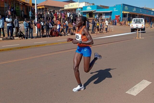 Rebecca Cheptegei nimmt am 20. Januar 2023 am Discovery 10-km-Straßenlauf teil.