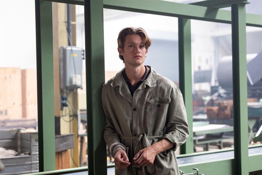 Schauspieler Damian Hardung während einer Drehpause auf dem Filmset.