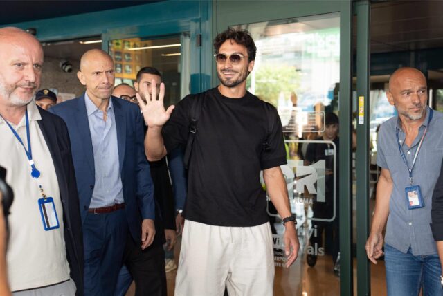 Mats Hummels winkt.