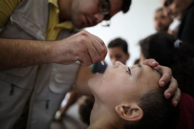 Ein Kind erhält eine Dosis des Polio-Impfstoffs im Flüchtlingslager Al-Maghazi im zentralen Gazastreifen.