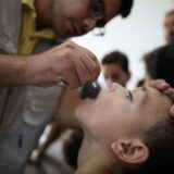 Ein Kind erhält eine Dosis des Polio-Impfstoffs im Flüchtlingslager Al-Maghazi im zentralen Gazastreifen.