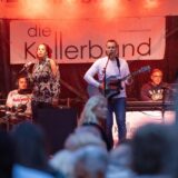 Musiker der Kellerband stehen beim Stadtfest 2023 auf der Bühne.