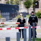 Zwei Polizisten patrouillieren am Morgen um das Israelische Generalkonsulat.