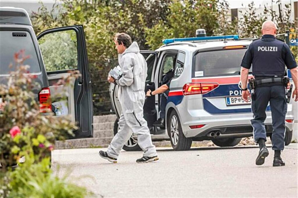 Einsatzkräfte der österreichischen Polizei arbeiten am Einsatzort. 