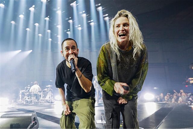 Mike Shinoda (l) und Emily Armstrong von Linkin Park geben ein Konzert.