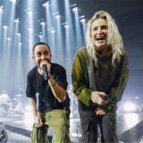 Mike Shinoda (l) und Emily Armstrong von Linkin Park geben ein Konzert.