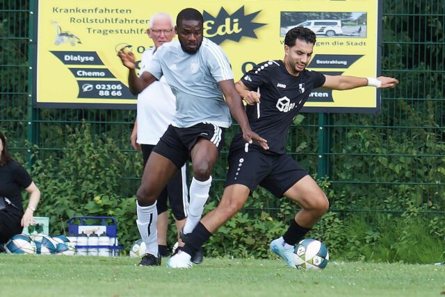 Der A-Kreisligist VfK Weddinghofen – hier mit Sebastian Okojie (l.) – hat einen neuen Trainer gefunden. Es gibt eine vereinsinterne Lösung.