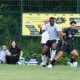 Der A-Kreisligist VfK Weddinghofen – hier mit Sebastian Okojie (l.) – hat einen neuen Trainer gefunden. Es gibt eine vereinsinterne Lösung.