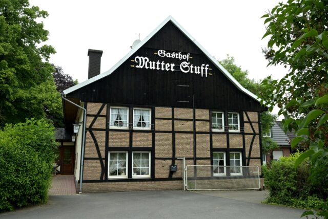 Zu sehen ist die Front der Gaststätte „Mutter Stuff“ an der Selmer Landstraße zwischen Werne und Selm.