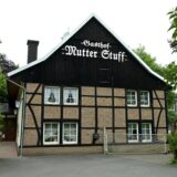 Zu sehen ist die Front der Gaststätte „Mutter Stuff“ an der Selmer Landstraße zwischen Werne und Selm.