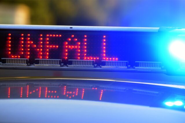 Ein Polizeiauto zeigt das Wort „Unfall“ an.