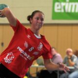 Thia-Carolin Schmidt wirft den Ball aufs Tor.