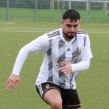 Kadir Kavakbasi von Eintracht Werne geht dem Ball hinterher.