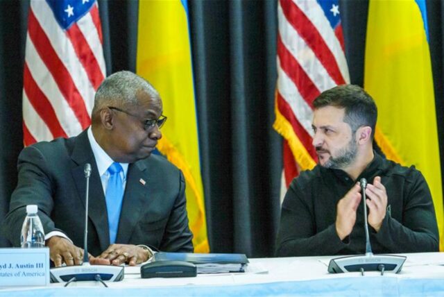 Lloyd Austin (l), Verteidigungsminister der USA, und Wolodymyr Selenskyj, Präsident der Ukraine, schauen sich beim Treffen der Ukraine-Kontaktgruppe auf der US Air Base Ramstein an.