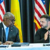 Lloyd Austin (l), Verteidigungsminister der USA, und Wolodymyr Selenskyj, Präsident der Ukraine, schauen sich beim Treffen der Ukraine-Kontaktgruppe auf der US Air Base Ramstein an.
