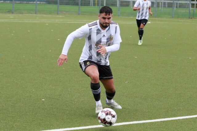 Kadir Kavakbasi von Eintracht Werne geht dem Ball hinterher.