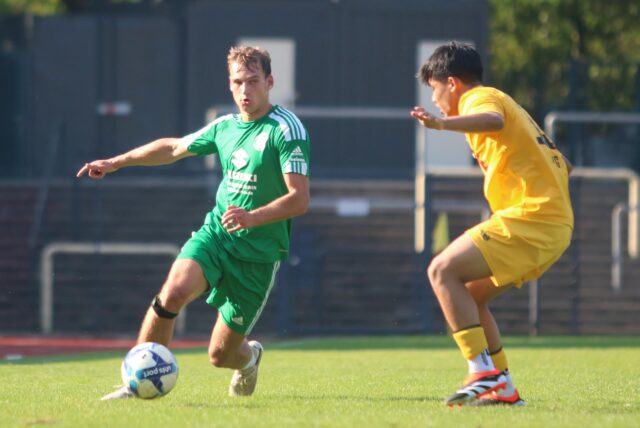 Michael Vriljic (l.) und der Holzwickeder SC empfangen am Sonntag den ehemaligen Regionalligisten TuS Erndtebrück.