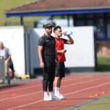 WSC-Trainer Sven Pahnreck steht am Seitenrand.