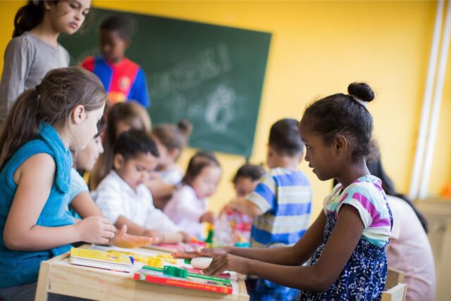 Kinder an einem Tisch
