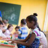 Kinder an einem Tisch