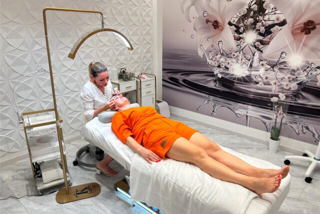 Tatjana Kurschat (40) ist dabei Kundin Elena Susko ihre Wimpern zu liften.