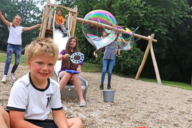 Kinder auf einem Spielplatz in Stockum
