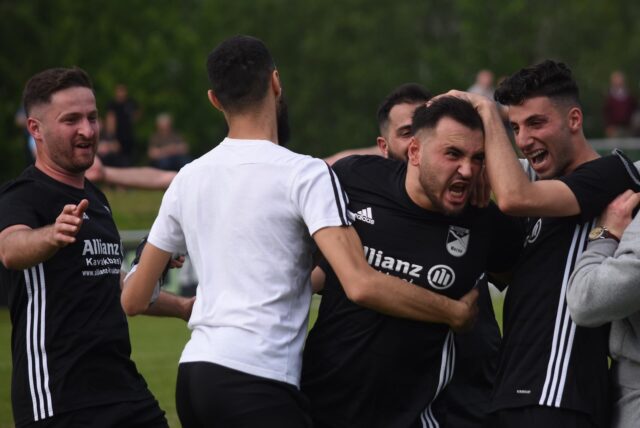 Tunahan Sari von Eintracht Werne jubelt mit seinen Team-Kollegen.