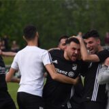 Tunahan Sari von Eintracht Werne jubelt mit seinen Team-Kollegen.