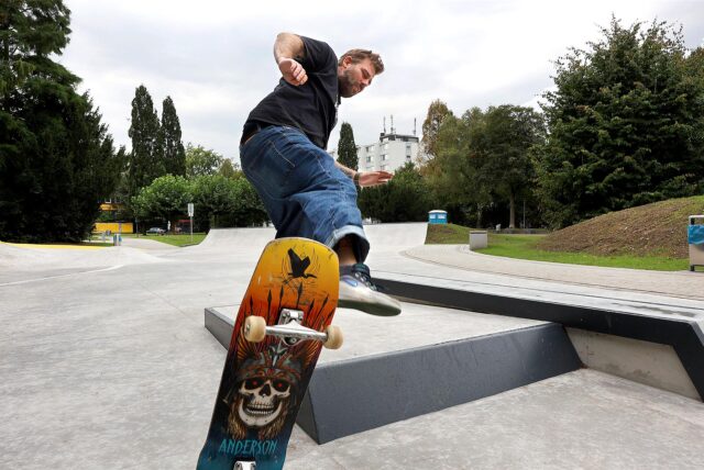 Jens Meiselbach springt mit seinem Skateboard über eine Rampe im neuen Skatepark in Kamen.