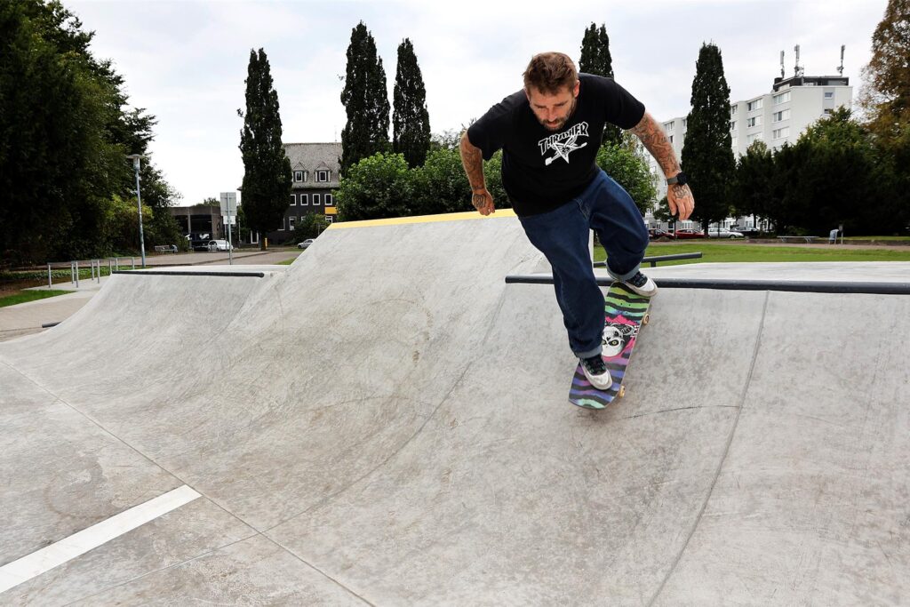 Jens Meiselbach fährt mit seinem Skateboard im neuen Skatepark in Kamen.