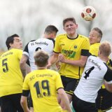 Kopfballduell zwischen Spielern des SC Capelle und FC Nordkirchen II