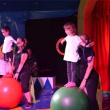 Kinder balancieren auf Gymnastikbällen.