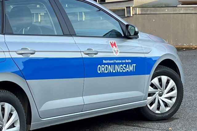 Ein Fahrzeug des Berliner Ordnungsamts steht auf einem Firmengelände an der Chaussee.