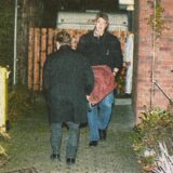 Die 24-jährige Melina wird aus dem Gebäude getragen, nachdem sie mit einem Armbrustpfeil durchbohrt wurde.