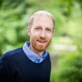 Dr. Jendrik Suck, Vorsitzender der CDU-Fraktion im Stadtrat in Dortmund, steht in einem Park seiner Heimatstadt.