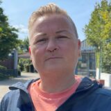 Salina McGonagle vor der Willy-Brandt-Gesamtschule in Bergkamen, neutraler Blick