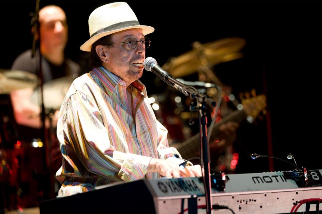 Der brasilianische Pianist und Sänger Sergio Mendes tritt im RaM Colosseum auf.. Der brasilianische Pianist und Sänger Sergio Mendes tritt im RaM Colosseum auf..