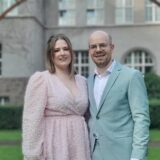 Janine und Max stehen frisch verheiratet vor dem Schwerter Rathaus.
