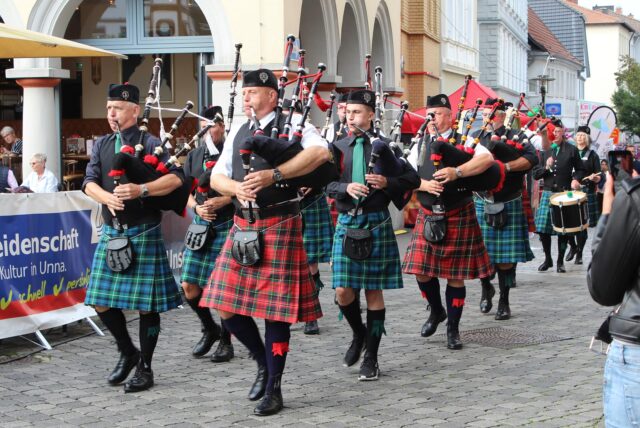 Die Clan Lamont Pipe Band marschierte am Freitagabend (6.9.) über die Bahnhofstraße zum Markt in Unna. Dort wurde das Stadtfest eröffnet.
