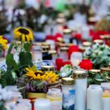 Kerzen und Blumen liegen unweit des Tatorts am Fronhof zum Gedenken an die Opfer der Messerattacke auf dem Solinger Stadtfest.