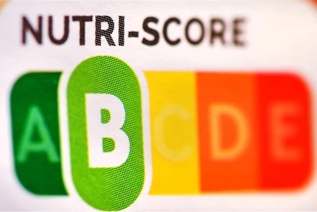 Der sogenannte «Nutri-Score», eine farbliche Nährwertkennzeichnung, auf einem Fertigprodukt. Beim Lebensmittel-Logo Nutri-Score als Hilfe zum Kauf gesünderer Produkte werden einige Berechnungen für Getränke geändert.