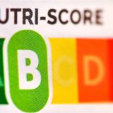 Der sogenannte «Nutri-Score», eine farbliche Nährwertkennzeichnung, auf einem Fertigprodukt. Beim Lebensmittel-Logo Nutri-Score als Hilfe zum Kauf gesünderer Produkte werden einige Berechnungen für Getränke geändert.