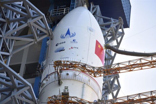Die Rakete «Long March-5» steht auf dem Gelände des Wenchang Space Launch Center in der südchinesischen Provinz Hainan. Die Trägerrakete, mit der Chinas erste Marserkundungsmission begann, brachte die Raumsonde Tianwen-1 auf den Weg zum Mars.