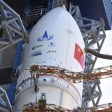 Die Rakete «Long March-5» steht auf dem Gelände des Wenchang Space Launch Center in der südchinesischen Provinz Hainan. Die Trägerrakete, mit der Chinas erste Marserkundungsmission begann, brachte die Raumsonde Tianwen-1 auf den Weg zum Mars.