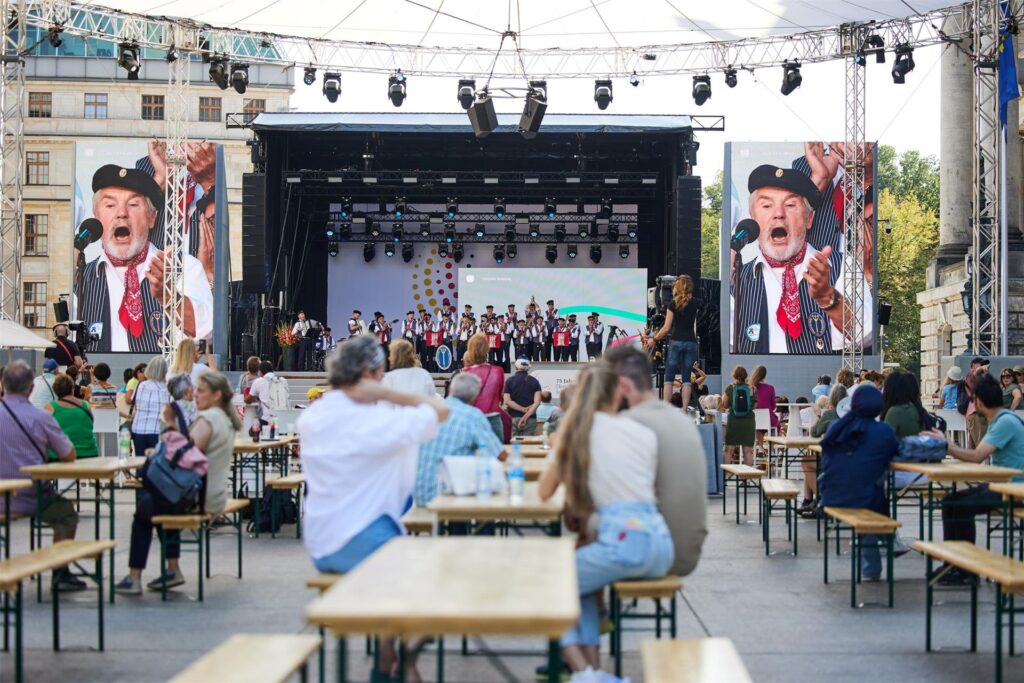 Der Shantychor «De Tampentrekker» tritt beim Bürgerfest zum 75. Geburtstag des Bundestages vor dem Reichstagsgebäude auf der Bühne auf. (zu dpa: «Bundestag und Bundesrat feiern sich - auch mahnende Töne») Der Shantychor «De Tampentrekker» tritt beim Bürgerfest zum 75. Geburtstag des Bundestages vor dem Reichstagsgebäude auf der Bühne auf. (zu dpa: «Bundestag und Bundesrat feiern sich - auch mahnende Töne»)