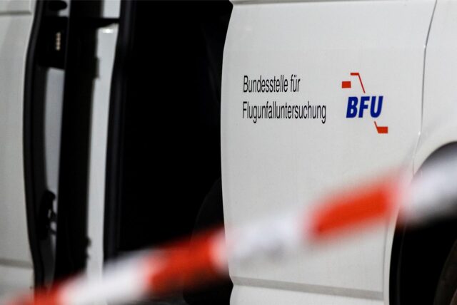 Die Fahrzeugtür eines Fahrzeugs für Bundesstelle für Flugunfalluntersuchung.