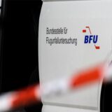 Die Fahrzeugtür eines Fahrzeugs für Bundesstelle für Flugunfalluntersuchung.